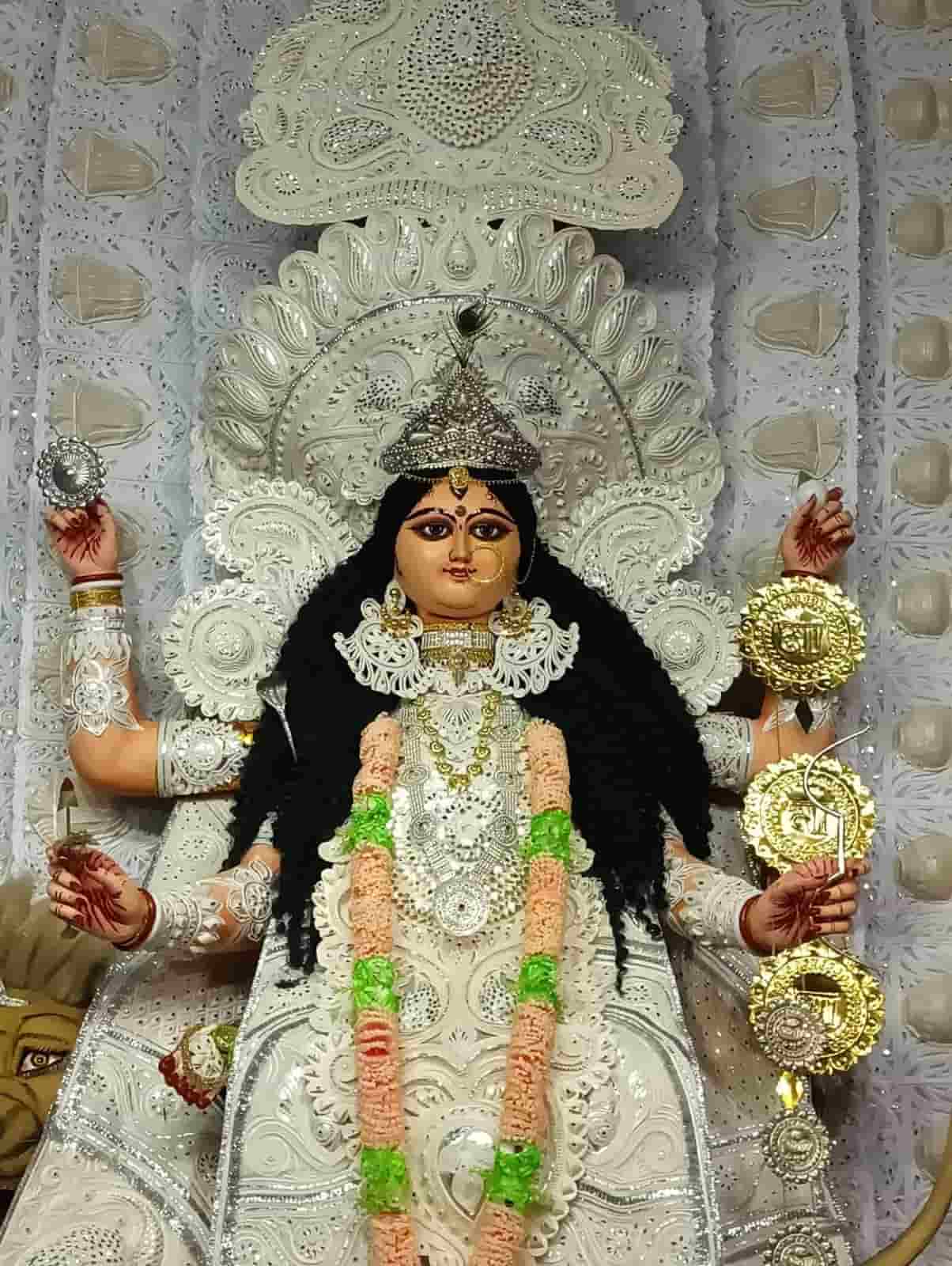 দেখতে দেখতে ৫৬তম বর্ষে পা দিল ‘সুভাষপল্লি সর্বজনীন জগদ্ধাত্রী কমিটি’। চন্দননগর স্টেশন থেকে মাত্র দু’মিনিট হাঁটলেই পেতে পারেন দেবীর দর্শন। 