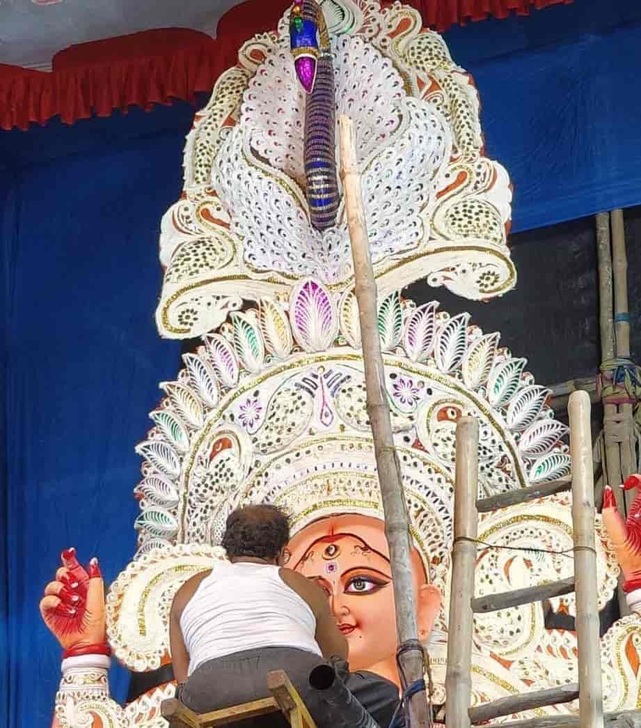 দশকের পর দশক পেরিয়ে আসা ‘পালপাড়া সর্বজনীন’ তালিকায় থাকবে না, তা কী ভাবে হয়! এর আলোকসজ্জা এবং প্রতিমার রূপ বরাবরই মুগ্ধ করে সকলকে। এই বছর পুজোর বয়স বেড়ে ৮১তে। 