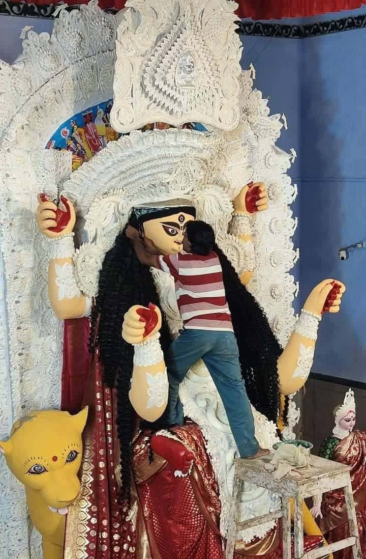 ডাকের সাজের শ্বেতশুভ্র বেশ দেবীর। বলা হয়, হুগলির সবথেকে পুরনো পুজো নাকি এই ‘তেঁতুলতলা’র জগদ্ধাত্রী পুজো। 