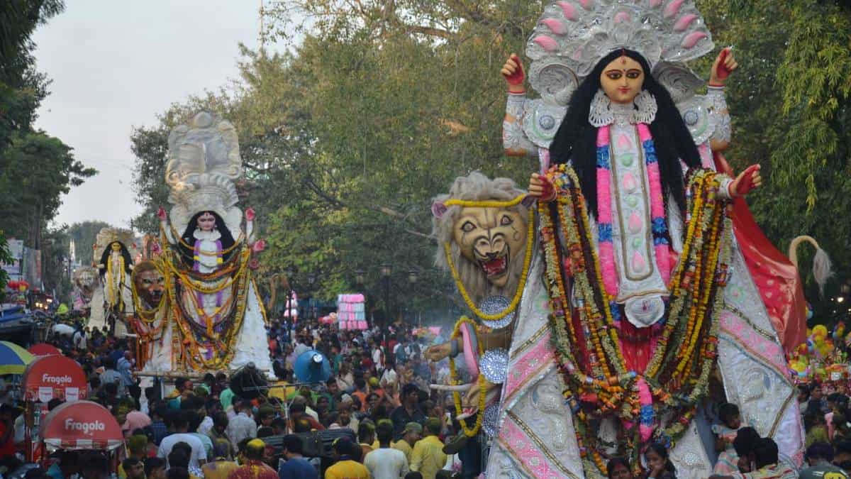 এ ছাড়াও, প্রতি বছরই চন্দননগরে জগদ্ধাত্রী পুজো ও মায়ের ভাসান দেখতে অগুন্তি মানুষের ভিড় হয়।   (এই প্রতিবেদনটি ‘আনন্দ উৎসব’ ফিচারের একটি অংশ।)