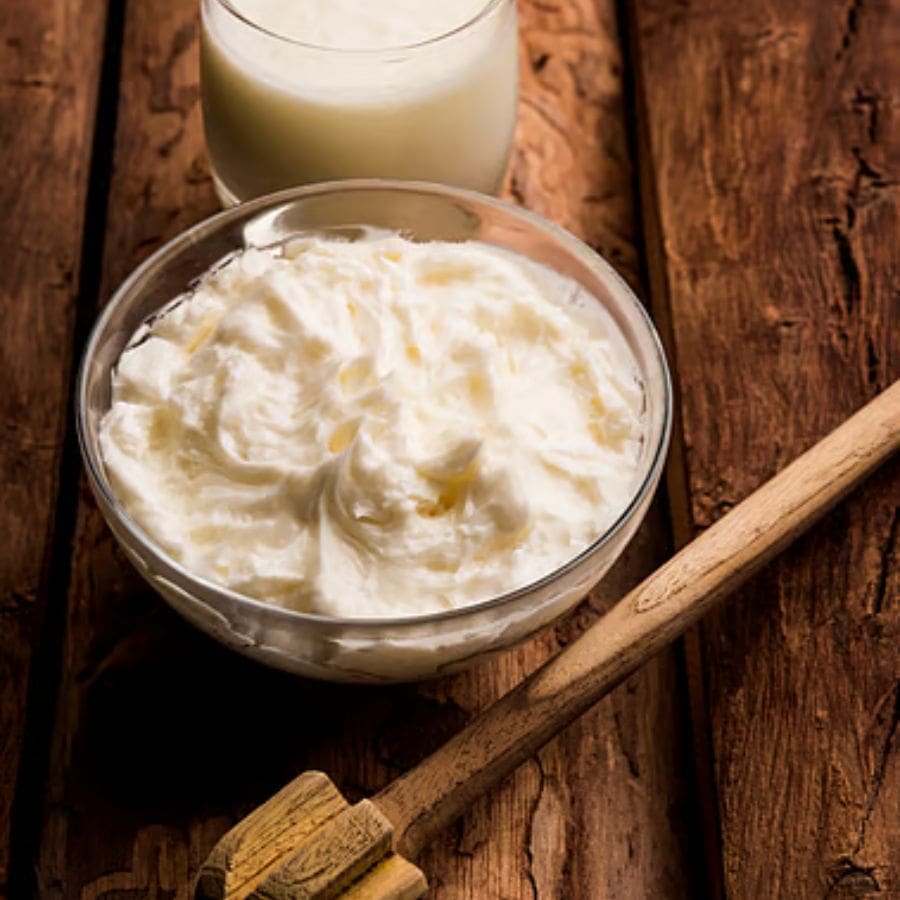 শুষ্ক ত্বকের সমস্যা আজকাল ঘরে ঘরে। এ দিকে শীতের হাওয়াও বইতে শুরু করেছে। এমন আবহাওয়াতে ত্বক রুক্ষ হয়ে যাওয়া খুবই স্বাভাবিক। আর এই রুক্ষতা দূর করে মুখে আবার প্রাণের ছোঁয়া আনতে পারে দুধের সর বা মালাই। 