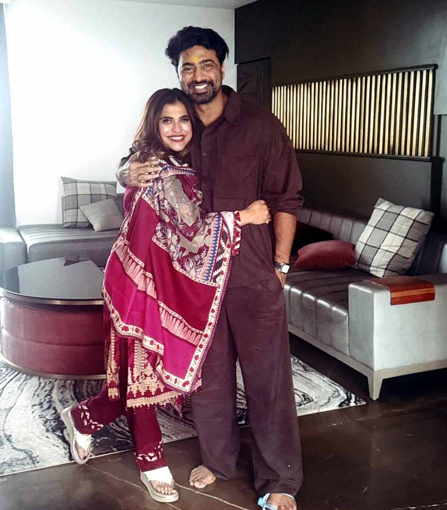 দেবকে ভাইফোঁটা দিতে এসেছিলেন শ্রেয়া পাণ্ডে।