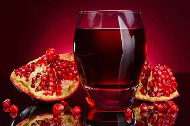 বেদানার শরবত: এই পানীয়টি যেমন রঙের বাহার, তেমনই এর স্বাদ মন ভাল করে দেয়। তাজা বেদানার বীজ থেকে রস বের করে নিন, অথবা নির্ভেজাল বেদানার রস ব্যবহার করা যেতে পারে। একটি পাত্রে এই রসের সঙ্গে সামান্য চিনি, একটু গোলমরিচের গুঁড়ো আর এক চামচ লেবুর রস মিশিয়ে নিন।