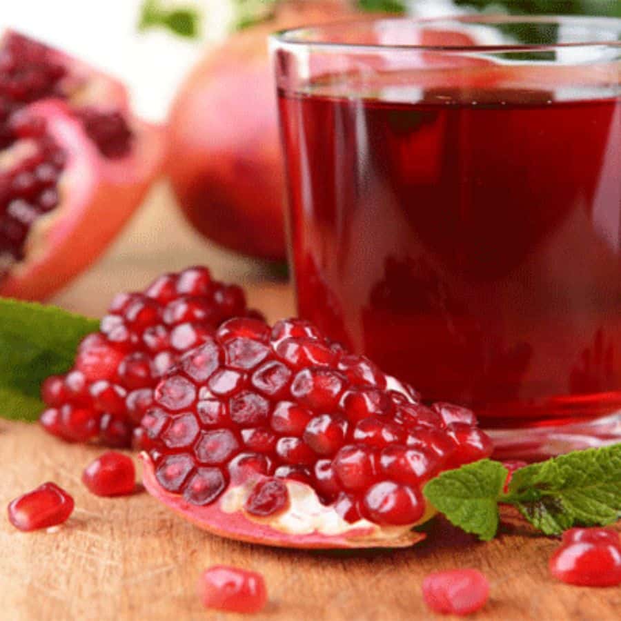 সবটা ভাল করে নাড়াচাড়া করে ফ্রিজে রেখে ঠান্ডা করুন। পরিবেশনের আগে বেদানার দানা ও পুদিনা পাতা দিয়ে গ্লাস সাজিয়ে নিলে দেখতেও দারুণ লাগে। এই পানীয় অ্যান্টি-অক্সিডেন্টে ভরপুর এবং হজমেও সাহায্য করে।