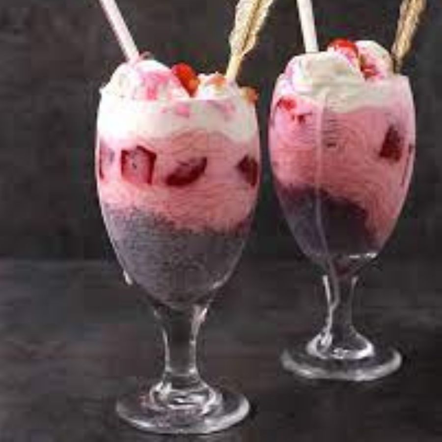 এর পর ফালুদা একটি পরিবেশন করার গ্লাসে রেখে তার উপর এই মিশ্রিত মিল্কশেক ঢেলে দিন। উপরে পেস্তা, বাদাম কুঁচি আর গোলাপের পাপড়ি দিয়ে সাজিয়ে পরিবেশন করলে অতিথি আপ্যায়ন জমজমাট হবে।