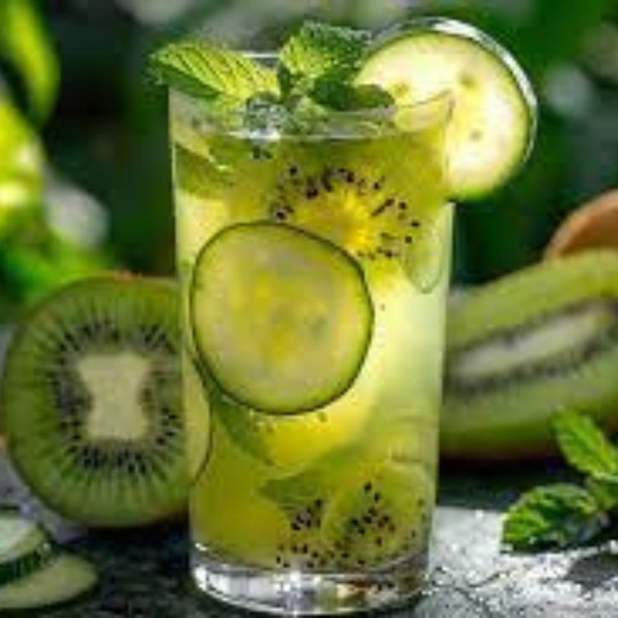 কিউই মিন্ট কুলার ড্রিঙ্ক: পানীয়টি সতেজ স্বাদে ঠাসা। কয়েকটি পাকা কিউই-এর খোসা ছাড়িয়ে ছোট ছোট টুকরো করে কেটে নিতে হবে। কিউই, এক মুঠো পুদিনা পাতা, লেবুর রস, আর চিনি বা মধু এক সঙ্গে ব্লেন্ড করে নিতে হবে।
