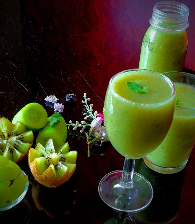 এর পর ঠান্ডা সোডা বা জল যোগ করুন। বরফের টুকরো দিয়ে পরিবেশন করলে এর সবুজ রঙ আর তাজা স্বাদ উৎসবের মেজাজকে আরও ফ্রেশ করে তুলবে।