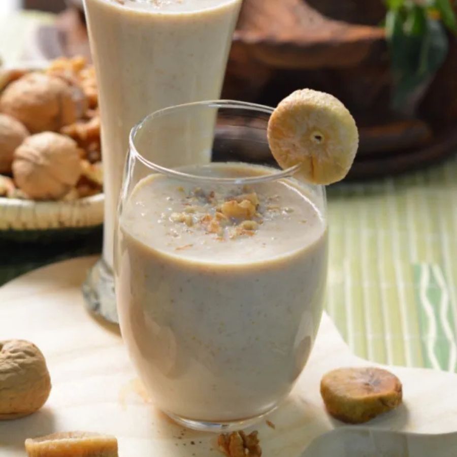 বাদাম খেজুর শেক: এই পানীয়টি শুধু সুস্বাদুই নয়, স্বাস্থ্যকর এক টনিক হিসেবেও কাজ করে। সারা রাত জলে ভিজিয়ে রাখা বাদামের খোসা ছাড়িয়ে নিতে হবে। ২-৩ টি বীজবিহীন খেজুর, বাদাম, একটি কলা, এক চিমটি এলাচ গুঁড়ো এবং ঠান্ডা দুধ ব্লেন্ডারে মিশিয়ে একটি ঘন আর মসৃণ শেক তৈরি করুন। 