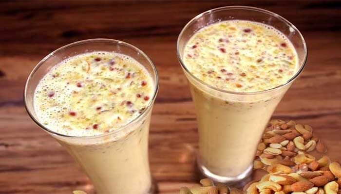 গ্লাসে ঢেলে বাদামের কুঁচি দিয়ে পরিবেশন করলেই তৈরি। এই শেকটি শক্তি জোগায় এবং মিষ্টির চাহিদা মেটাতে সাহায্য করে।