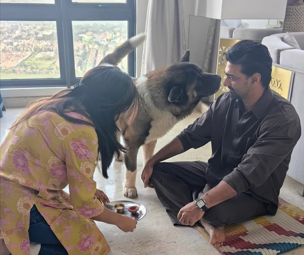 সেই দিক থেকে কিন্তু একে বারেই আলাদা অভিনেতা তথা তৃণমূল সাংসদ। জৌলুসহীন ভাবেই বোন দীপালির সঙ্গে ভাইফোঁটাপর্ব পালন করলেন দেব। 