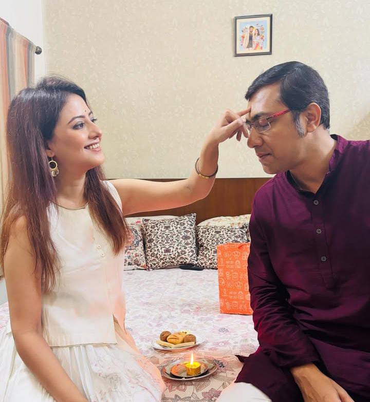  রক্তের সম্পর্ক নয়, তবুও ভাই-বোনের থেকে এই সম্পর্ক কম কিছুই নয়। কথা হচ্ছে অভিনেত্রী মানালি মনীষা দে এবং শুভ্রজিৎ। প্রতি বছরের মতো এই বছরও ব্যতিক্রম হল না ভাইফোঁটার ক্ষেত্রে।  