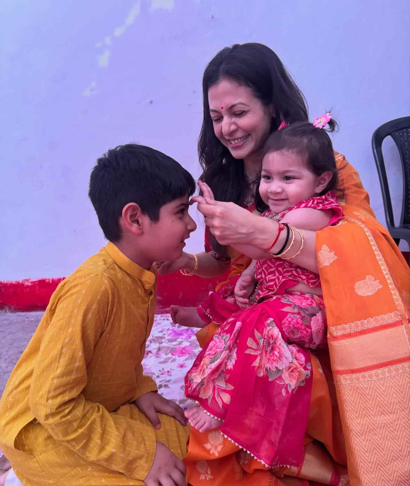  অন্য দিকে অভিনেত্রী কোয়েল মল্লিকের কাছে চলতি বছরের ভাইফোঁটাটি যেন একটু বেশিই ‘বিশেষ’। মেয়ে কাব্য প্রথমবার ফোঁটা দিল দাদা কবীরকে।