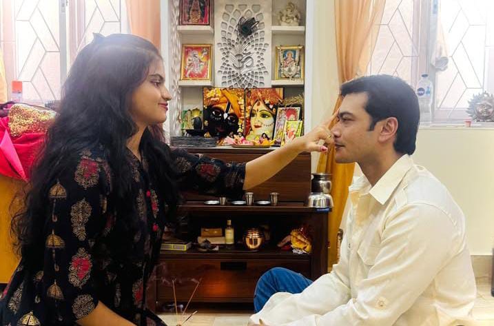  ফোঁটা নিলেন অভিনেতা অভিষেক বসুও। 