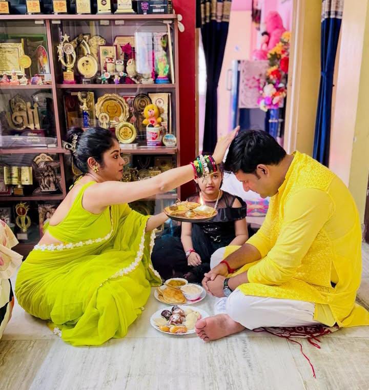 ভাইফোঁটার দিন দাদা-ভাইদের নিয়ে জমজমাট সুস্মিতা দের বাড়ি।  