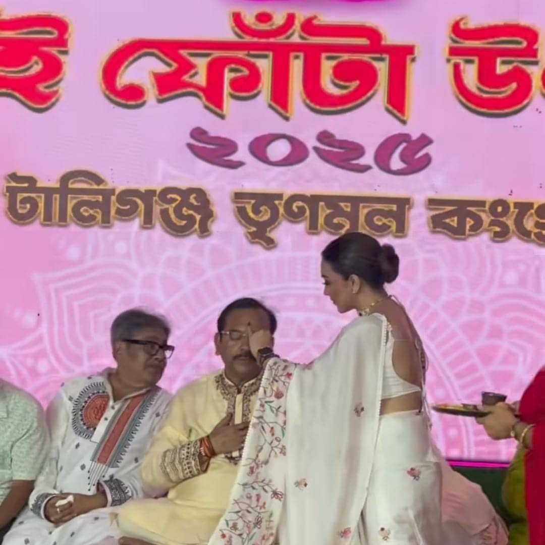 অরূপ বিশ্বাসকে ফোঁটা দিলেন কৌশানী মুখোপাধ্যায়।