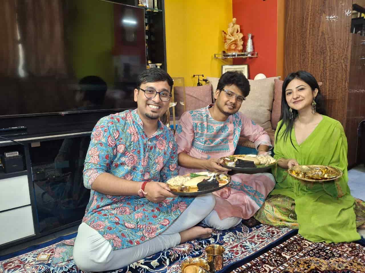 দাদা রোহিত এবং সর্বজিৎকে ফোঁটা দিলেন ঐশ্বর্য সেনও।  (এই প্রতিবেদনটি ‘আনন্দ উৎসব’ ফিচারের একটি অংশ।)