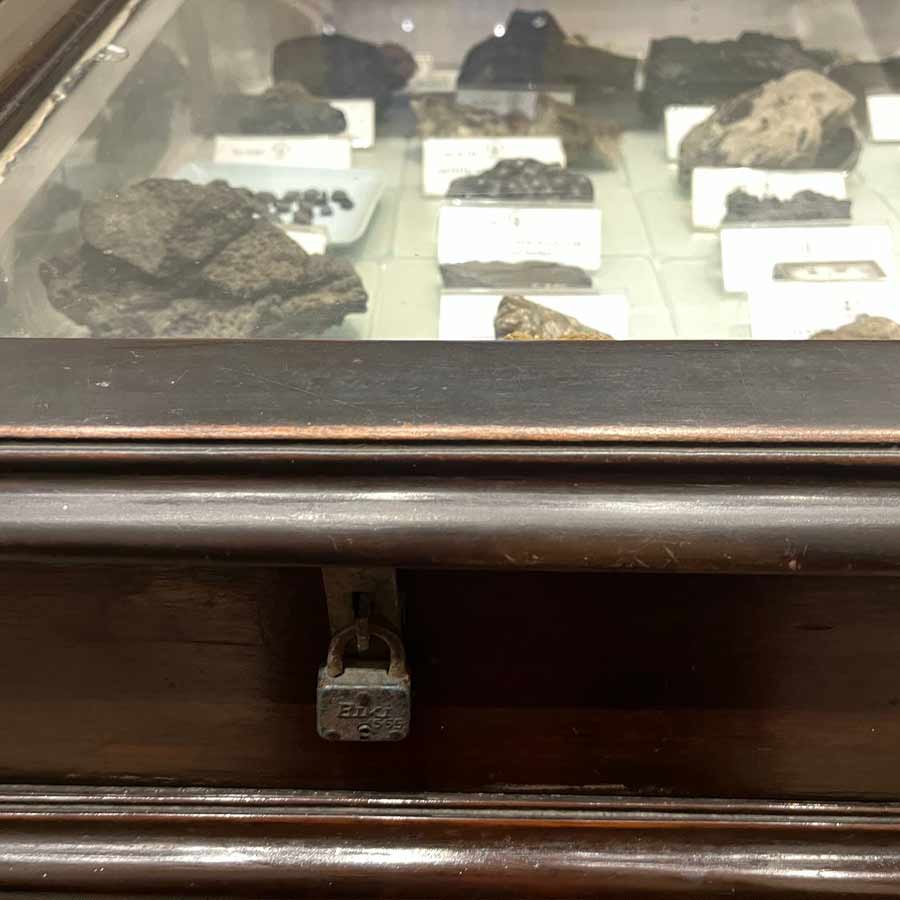 জাদুঘরে ছোট কাচের ঢাকনাযুক্ত বাক্সে তালাবন্ধ বহুমূল্য পাথর। 