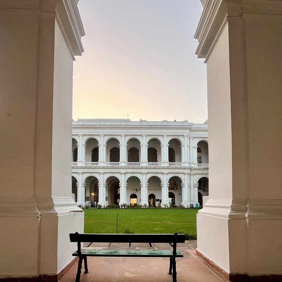 একতলার বারান্দা থেকে কলকাতা জাদুঘর প্রাঙ্গন।