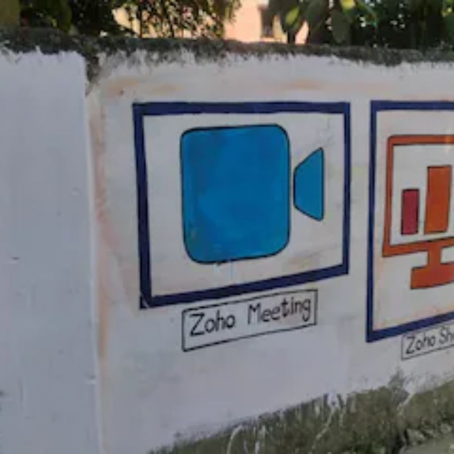 এখানেই আসে ‘স্বদেশী বনাম বিদেশি’র প্রসঙ্গ। বালুরঘাটের এই কালীপুজোর থিম দিচ্ছে কিছুটা এমনই বার্তা। 