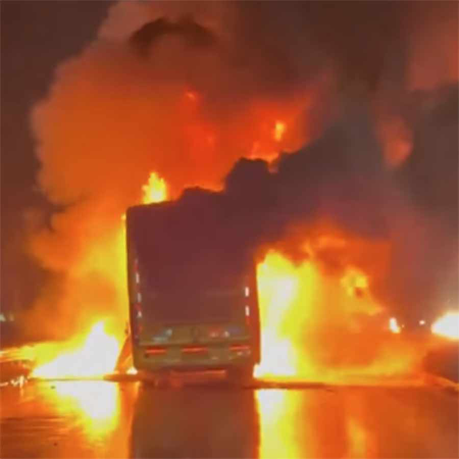 দুর্ঘটনার পর আগুন ধরে গিয়েছে বাসটিতে। শুক্রবার ভোরে অন্ধ্রপ্রদেশের কুর্নুলে।