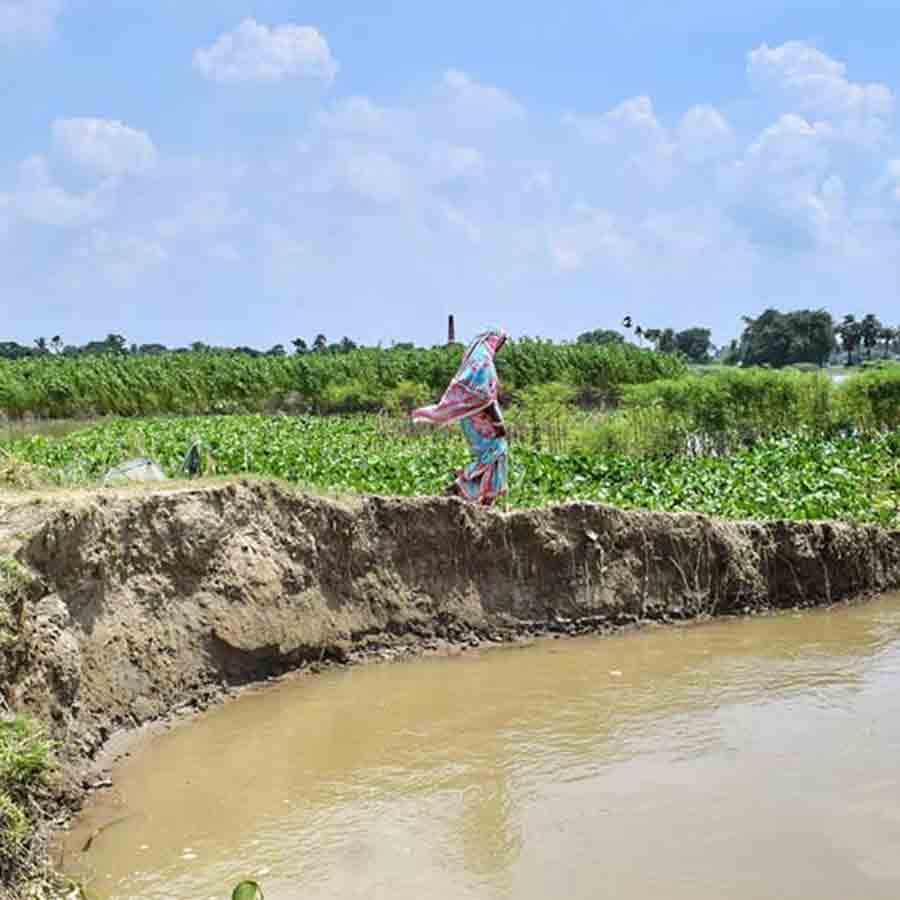 ভাগিরথি নদীর ভাঙন।