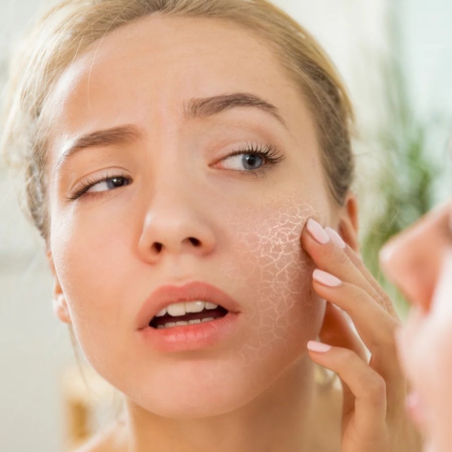 রাতভর ঠাকুর দেখা, প্যান্ডেলে প্যান্ডেলে ছোটা, জমিয়ে আড্ডা আর শেষ পাতে এলাহি ভোজ— সপ্তাহ দুয়েকের এই নিরবচ্ছিন্ন আনন্দের পরে শরীর এখন ক্লান্ত। উৎসবের ব্যস্ততায় ধুলো, ধোঁয়া আর অনিয়মের ছাপ পড়েছে ত্বকেও। 