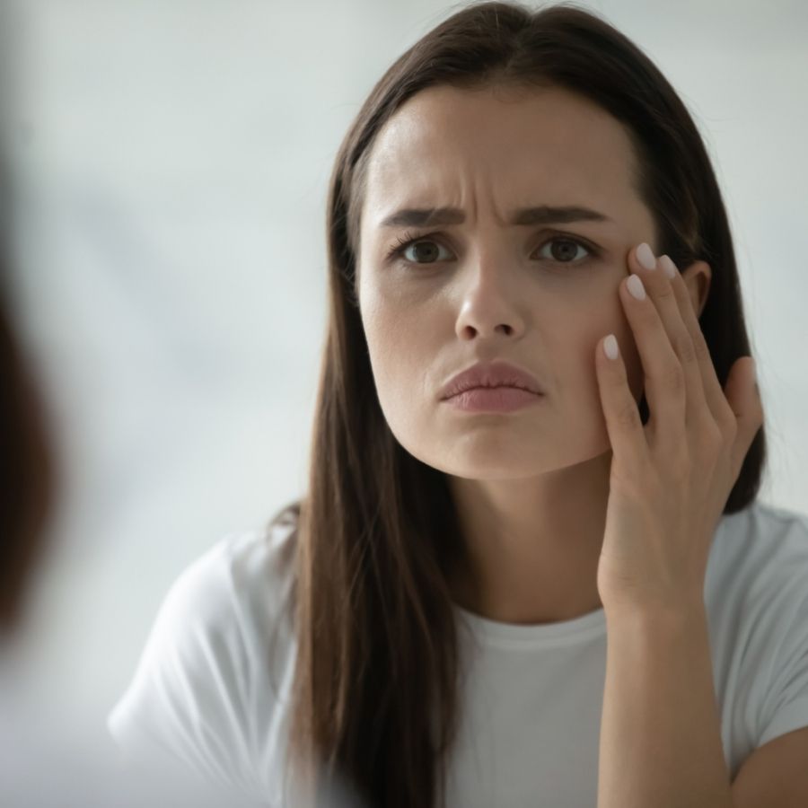 শীতের আগমনী বার্তায় ত্বক এমনিতেই একটু রুক্ষ হতে শুরু করে। তার উপরে এই ধকল। ত্বক যেন কেমন নিস্তেজ, প্রাণহীন আর ম্যাড়ম্যাড়ে দেখাচ্ছে। 