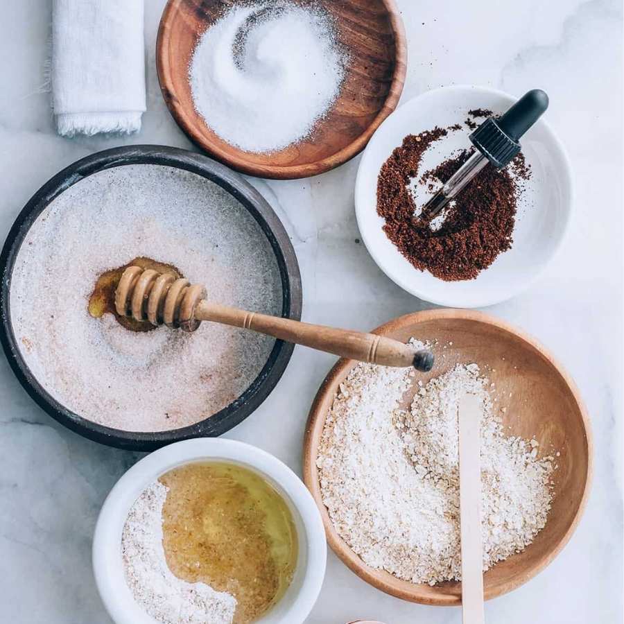 বাজারচলতি চটজলদি সমাধানের দিকে না তাকিয়ে, রান্নাঘরের সহজ সরল উপাদানেই কিন্তু লুকিয়ে রয়েছে আসল জাদু। নিয়মিত স্ক্রাবিংয়ের জন্য রাসায়নিক মিশ্রিত দ্রব্যের বদলে ভরসা রাখতে হবে প্রকৃতির উপরে। 