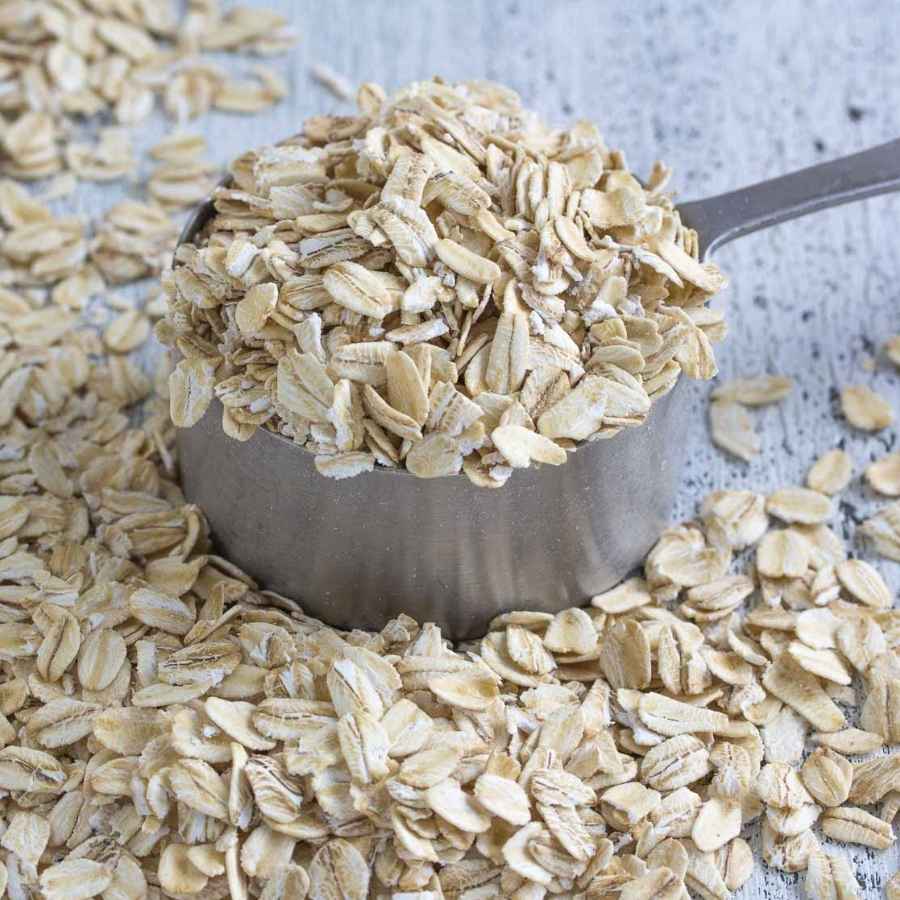 ওটস এমন এক প্রাকৃতিক উপাদান, যা মৃত কোষের পরত সরিয়ে ত্বককে দেয় নতুন প্রাণ। এটি কেবল ত্বককে পরিষ্কার, নরম আর উজ্জ্বল রাখে তাই নয়, দীর্ঘমেয়াদে ক্ষতির আশঙ্কাও থাকে না।