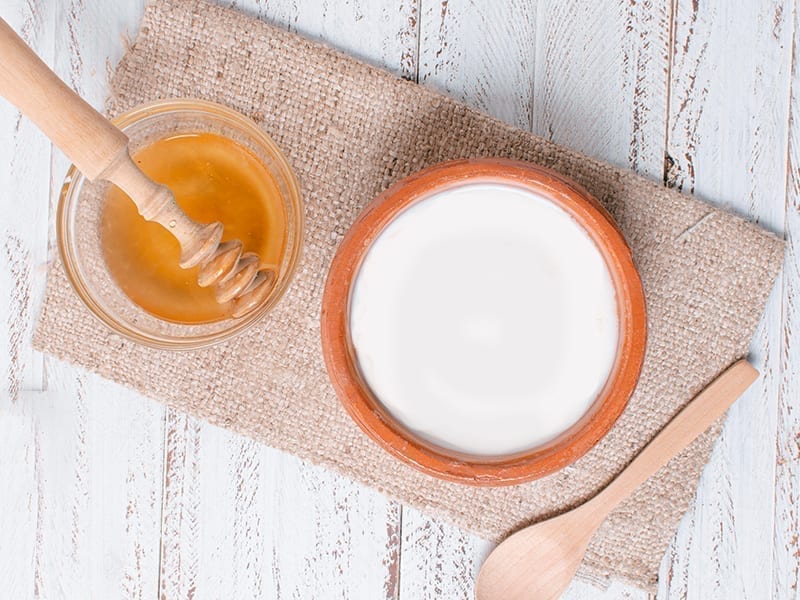 তা হলে আর দেরি কেন? ত্বকের আর্দ্রতা ও কোমলতা ধরে রাখতে মধু আর টক দইয়ের সঙ্গে মোটা করে গুঁড়ো করা ওটস মিশিয়ে তৈরি করুন একটি ঘন পেস্ট। 