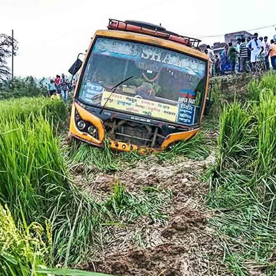 দুর্ঘটনাগ্রস্ত বাস। সিমলাপালের হেত্যাগড়া গ্রামের কাছে।