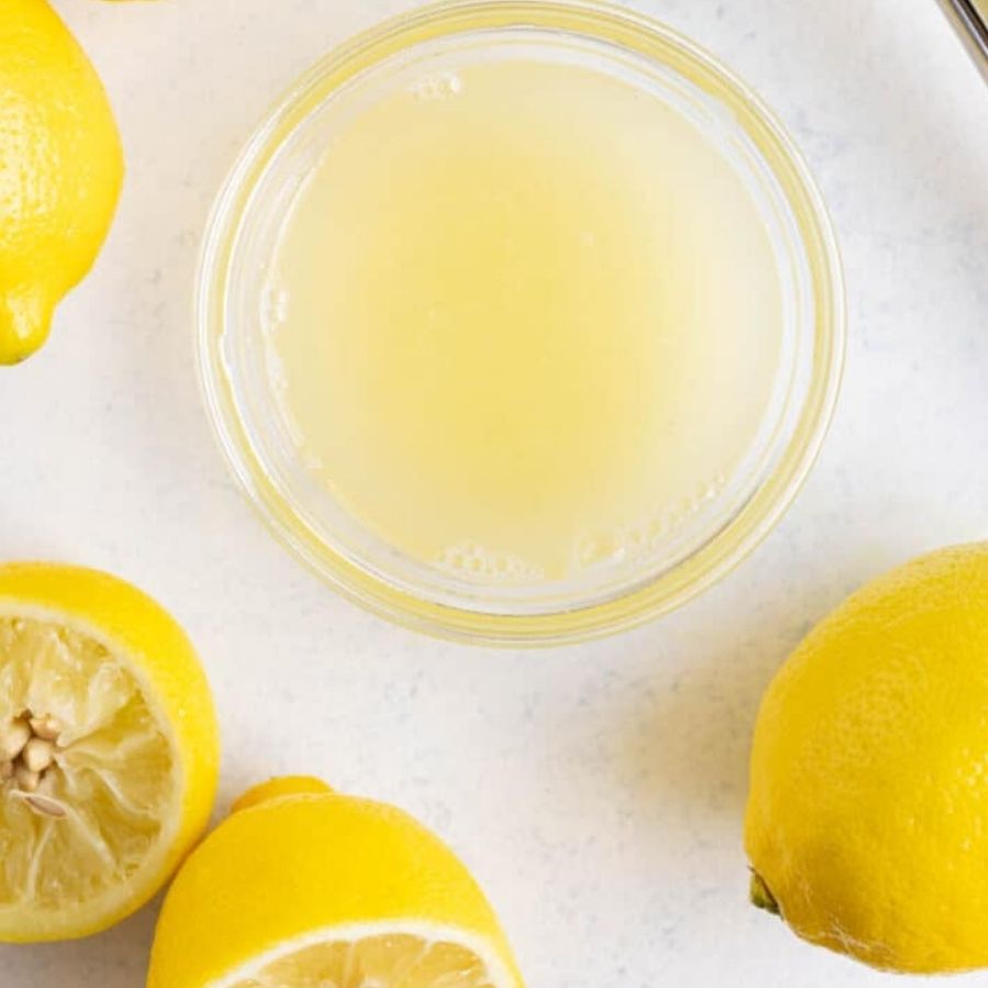 তৈলাক্ত ত্বকের ক্ষেত্রে চাইলে কিছুটা পাতিলেবুর রস যোগ করা যেতে পারে, যা তেল নিয়ন্ত্রণে সাহায্য করবে।