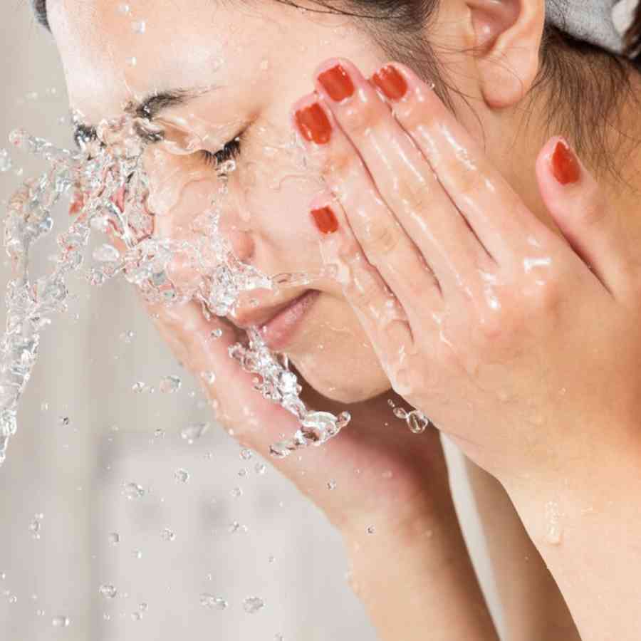 এর পুষ্টিগুণ ত্বকে শোষিত হওয়ার জন্য ১০ মিনিটের মতো অপেক্ষা করার পরে হালকা গরম জলে মুখ ধুয়ে নেওয়া উচিত। 