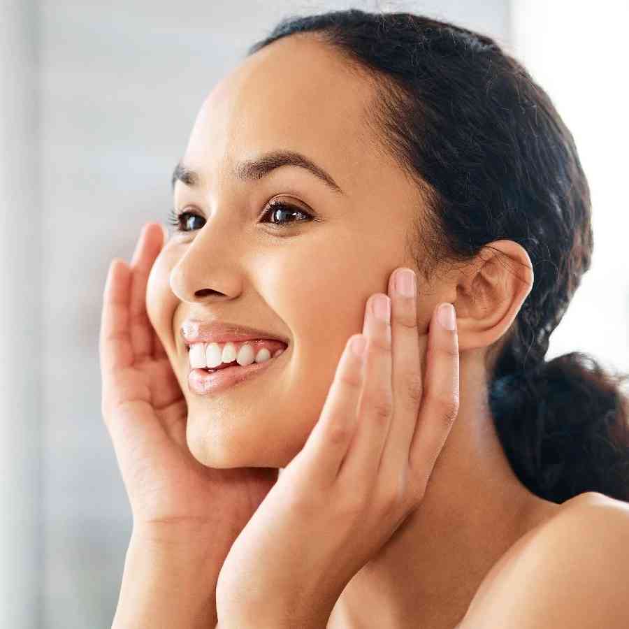 এই ওটমিল স্ক্রাবটি ঘরে বসেই পার্লারের মতো উজ্জ্বলতা পাওয়ার একটি সহজ রাস্তা। এর সবচেয়ে বড় সুবিধে, এতে কোনও ক্ষতিকারক রাসায়নিক নেই। ত্বকের জেল্লা ফেরানোর পাশাপাশি, ওটস কিন্তু শরীরের জন্যও সমান উপকারী। (এই প্রতিবেদনটি ‘আনন্দ উৎসব’ ফিচারের একটি অংশ)।