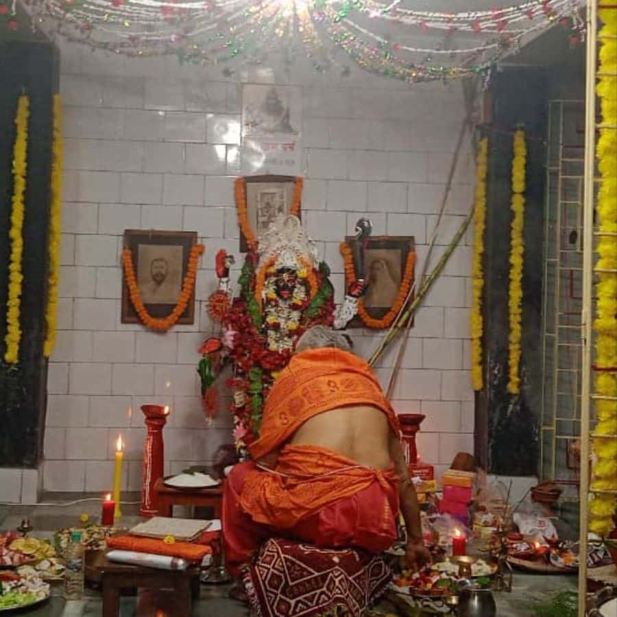 যেমনটা দেখতে পাওয়া যায় প্রতাপগড় গরফার পালবাড়িতে। সেখানে প্রতি বছর ধুমধাম করে কালী-আরাধনা হয়। কিন্তু সেই জাঁকজমকের পিছনে লুকিয়ে আছে পূর্বপুরুষদের হাত ধরে অবিভক্ত বাংলার ফরিদপুর থেকে এক সুদীর্ঘ পথ হেঁটে আসার কাহিনি।