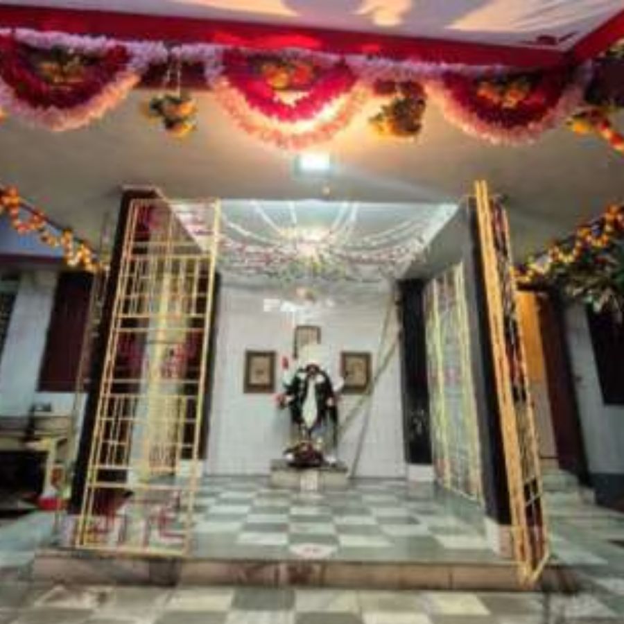 এই পুজো শুরু করেছিলেন পাল পরিবারের পূর্বপুরুষ চন্দ্রশেখর পাল। সেই সময়ে পূর্ববঙ্গের এই পুজো ছিল এক বিশাল সামাজিক উৎসব।