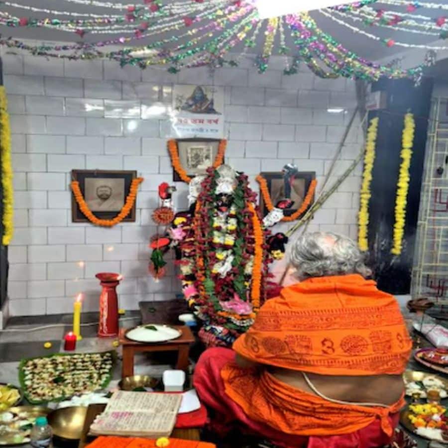 কিন্তু দেশভাগ! সেই বিভাজনের আঁচ এসে পড়েছিল এই পরিবারেও। ১৯৪৭ সালে দেশ স্বাধীন হওয়ার পরেই শিকড় উপড়ে এই বঙ্গে চলে আসতে হয় তাঁদের।