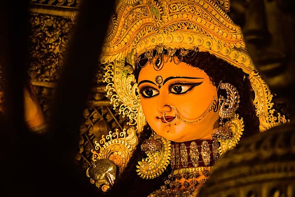 কথিত, নদিয়ার মহারাজা কৃষ্ণচন্দ্র রায়ের রাজত্বকালে নবাব আলিবর্দি খাঁ তাঁর থেকে ১২ লক্ষ টাকা দাবি করেছিলেন। 