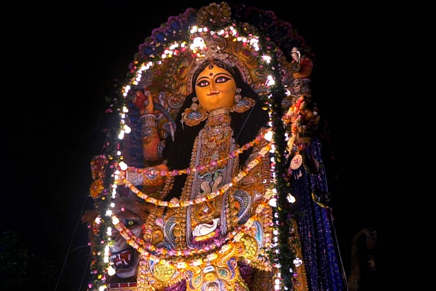 এর পরে বন্দিদশা কাটিয়ে যখন রাজা ফেরেন, তত দিনে দুর্গাপুজোর বিসর্জনের সুর সর্বত্র।  