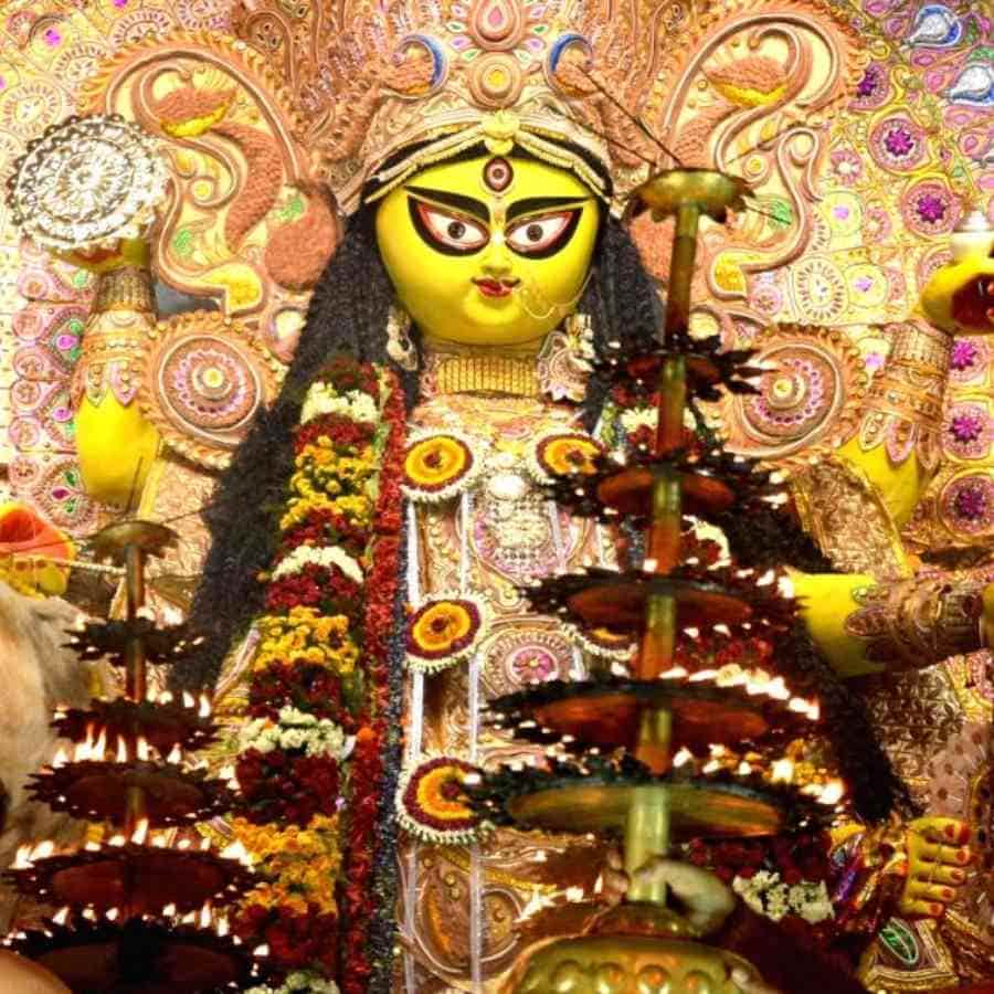 স্বাভাবিক ভাবেই দুর্গাপুজোয় উপস্থিত না থাকতে পেরে অত্যন্ত হতাশ হন রাজা কৃষ্ণচন্দ্র। বলা হয়, সেই রাতেই নাকি তাঁর স্বপ্নে আসেন দেবী জগদ্ধাত্রী। 