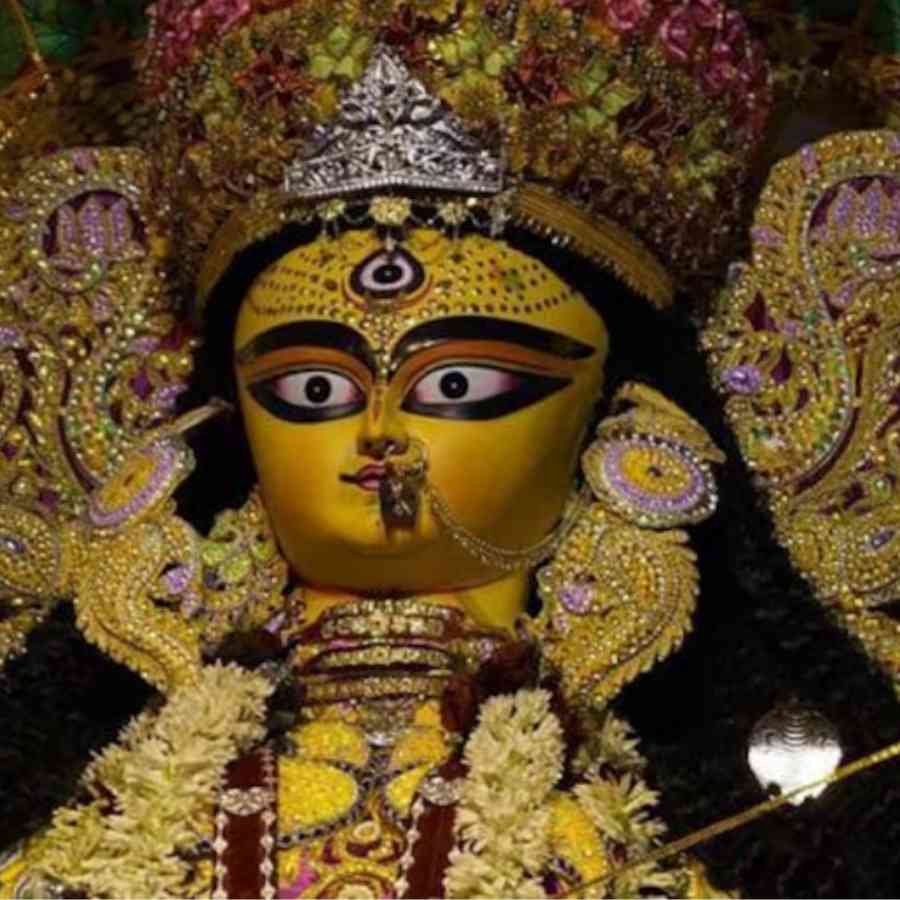 পরবর্তীতে সেই পুজো থেকে অনুপ্রাণিত হয়ে ইন্দ্রনারায়ণ চৌধুরী চন্দননগরে শুরু করেন দেবী জগদ্ধাত্রীর পুজো। (এই প্রতিবেদনটি ‘আনন্দ উৎসব’ ফিচারের একটি অংশ)।