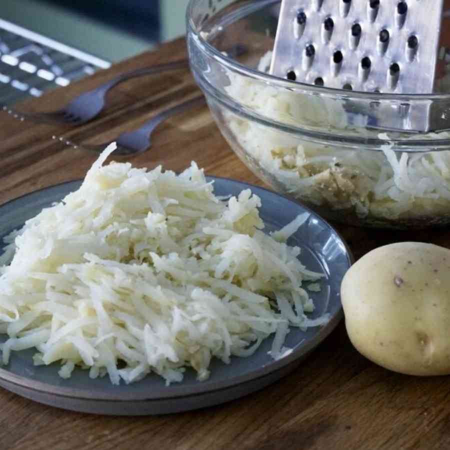 সবার আগে একটি আলুকে ভাল করে ধুয়ে খোসা ছাড়িয়ে কুচিয়ে নিন একদম পাতলা করে। আরও ভাল হয় যদি গ্রেট করে নেন। 