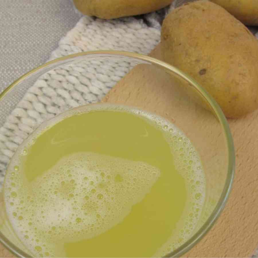 এ বার এই গ্রেট করা আলুকে একটি কাপড়ে মুড়ে ভাল করে চিপে রস বের করে নিন। 