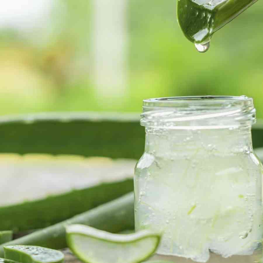 আলুর এই রসের সঙ্গে মিশিয়ে নিন গোলাপজল, লেবুর রস এবং অ্যালোভেরা জেল। দিতে পারেন মধুও। 