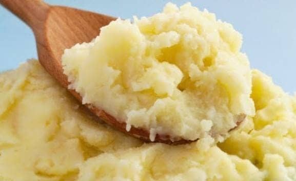 সবটা ভাল করে মিশিয়ে এই মিশ্রণ চোখের তলায় লাগান। 