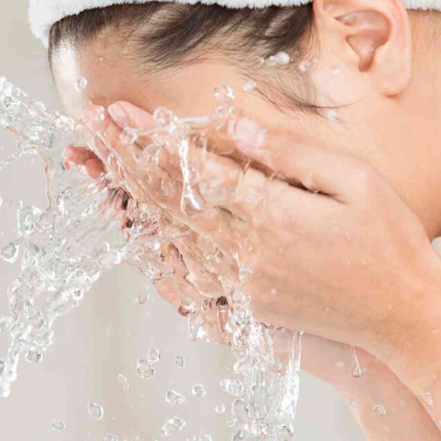 অন্তত মিনিট ১০-১৫ রেখে ধুয়ে নিন। 