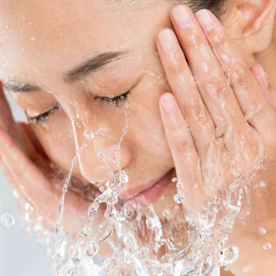 গরম জল ব্যবহার করবেন না। সাধারণ তাপমাত্রার বা ঠান্ডা জল ব্যবহার করবেন মুখ ধোয়ার জন্য। 