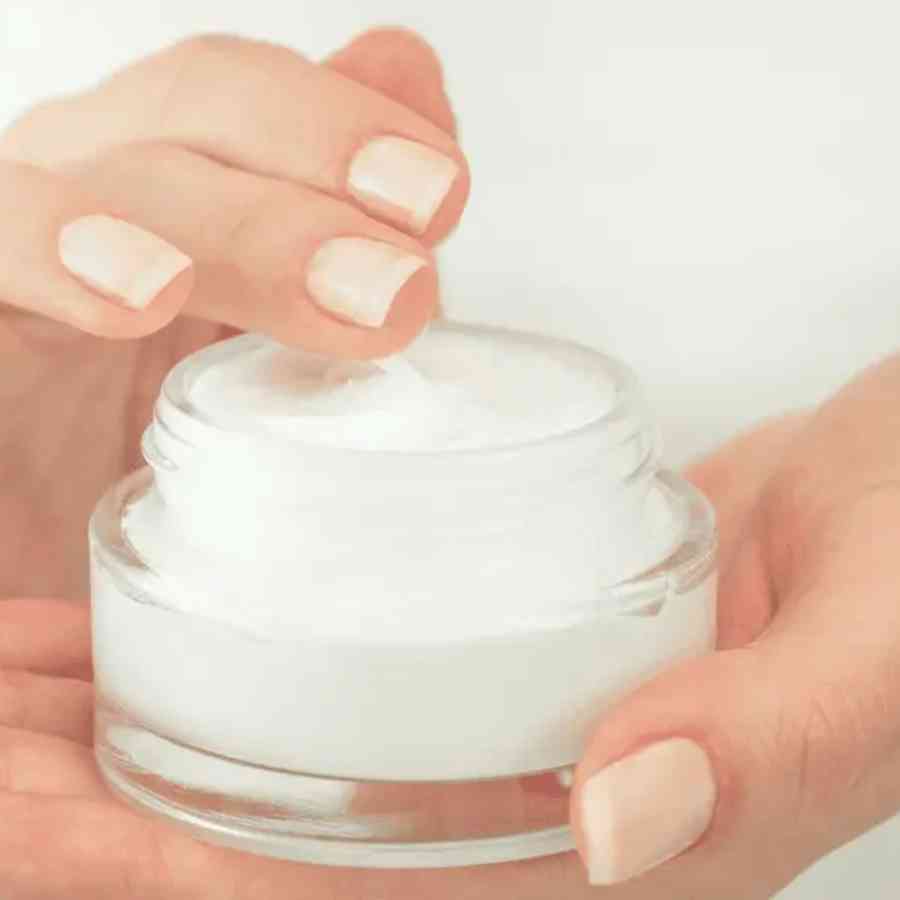 মুখ ধুয়ে ময়েশ্চরাইজ়ার লাগিয়ে নিন। 