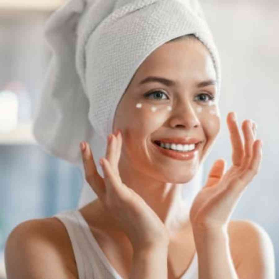 রোজ রাতে এবং সকালে, দুই বেলা এই প্যাক লাগালে মাত্র ক’দিনেই ফলাফল দেখতে পাবেন নিজের চোখে। (এই প্রতিবেদনটি ‘আনন্দ উৎসব’ ফিচারের একটি অংশ)।