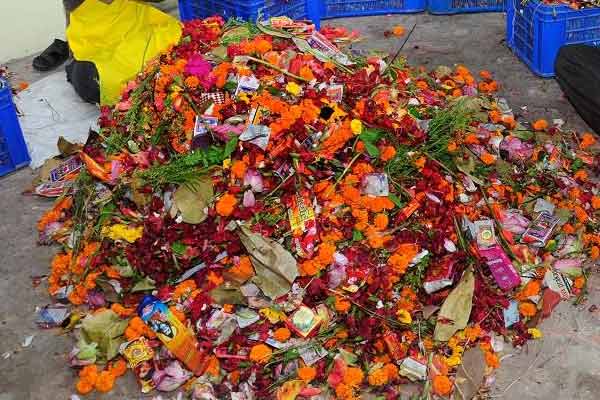 শুকনো ফুলের সঙ্গে অনেক সময়ে মিশে থাকে বাসি বেলপাতা, কলাপাতা, দূর্বা ঘাস-সহ অন্যান্য জিনিস। 